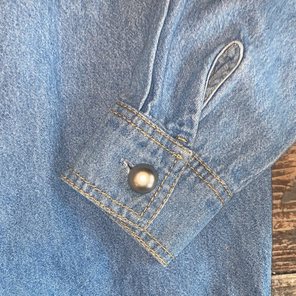 Vintage Western Style Embroidered Denim Button-Up Shirt - Picture 6 of 7